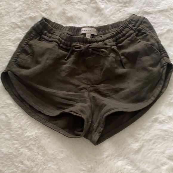 Aritzia Comminity Olive Green linen habitus shorts - Picture 4 of 7